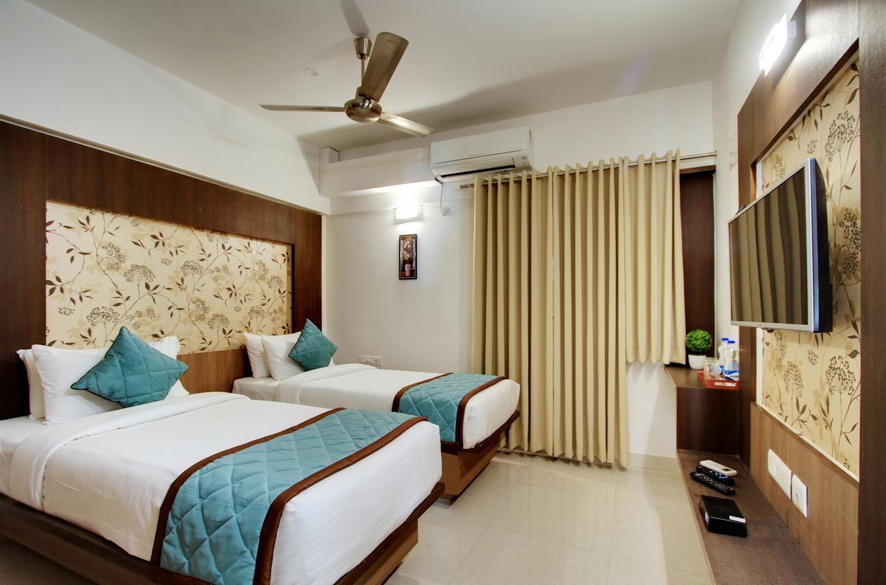 ไวท์ คาสเซิล Hotel บังกาลอร์ ภายนอก รูปภาพ